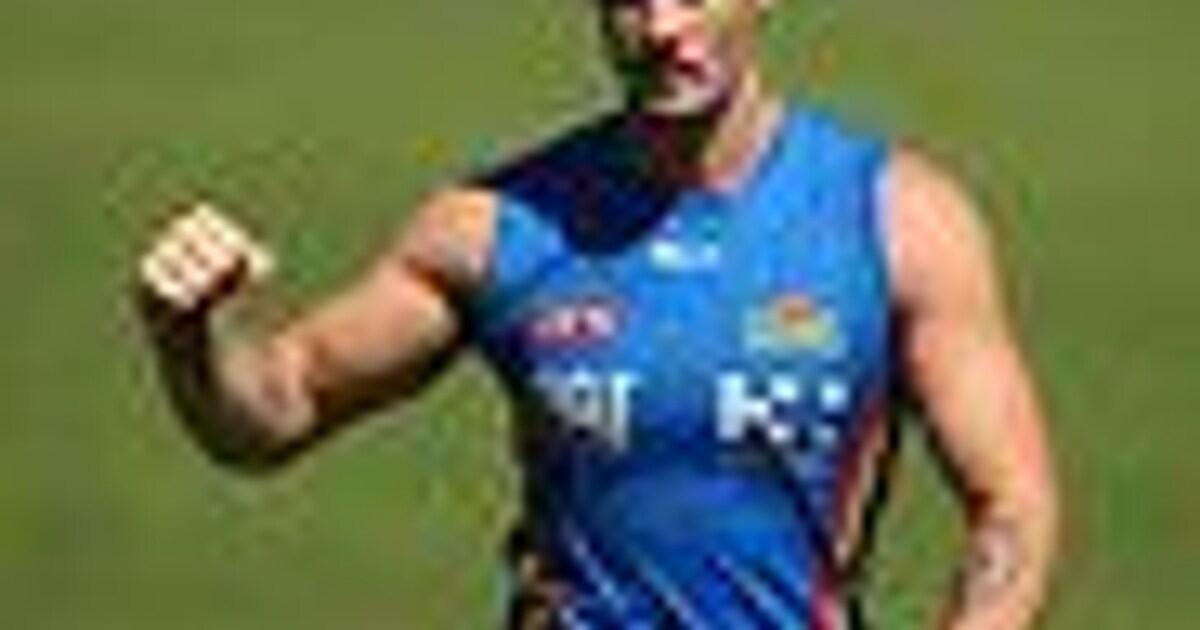 Alex Sexton returns to boost midfield